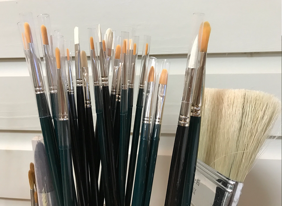 Professional oil painting brushes used by Nicholas Beall for pet portrait commissions, including Da Vinci Nova Series 1875 and Rosemary's Shiraz filberts
